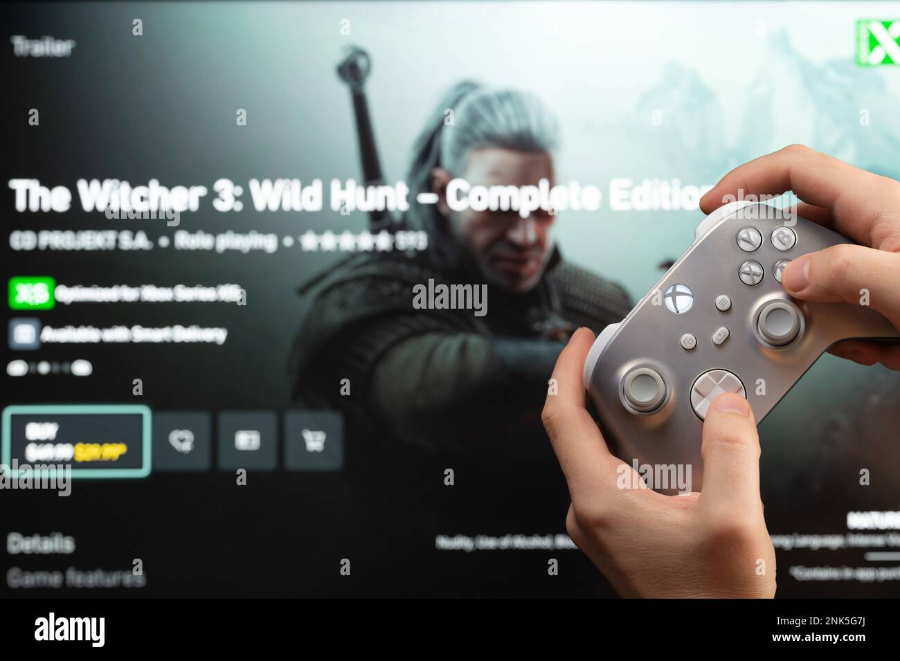 New york, Stati Uniti d'America - 20 febbraio 2023: Giocare il gioco console Witcher 3 sulla TV Xbox con joystick in vista ravvicinata mano Foto Stock