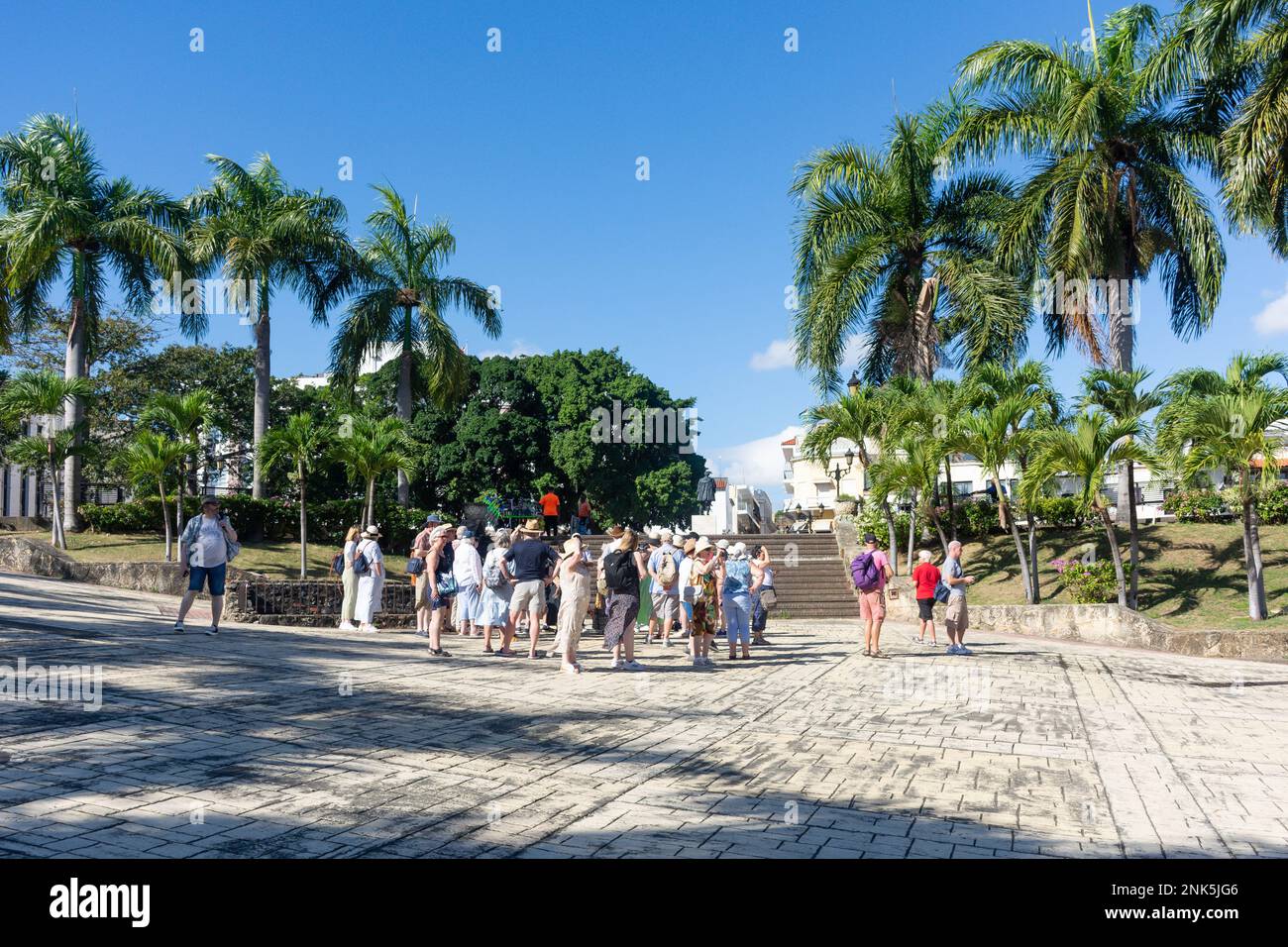 Tour di gruppo, Plaza de la Espana de la Hispanidad, Santo Domingo, Repubblica Dominicana, grandi Antille, Caraibi Foto Stock