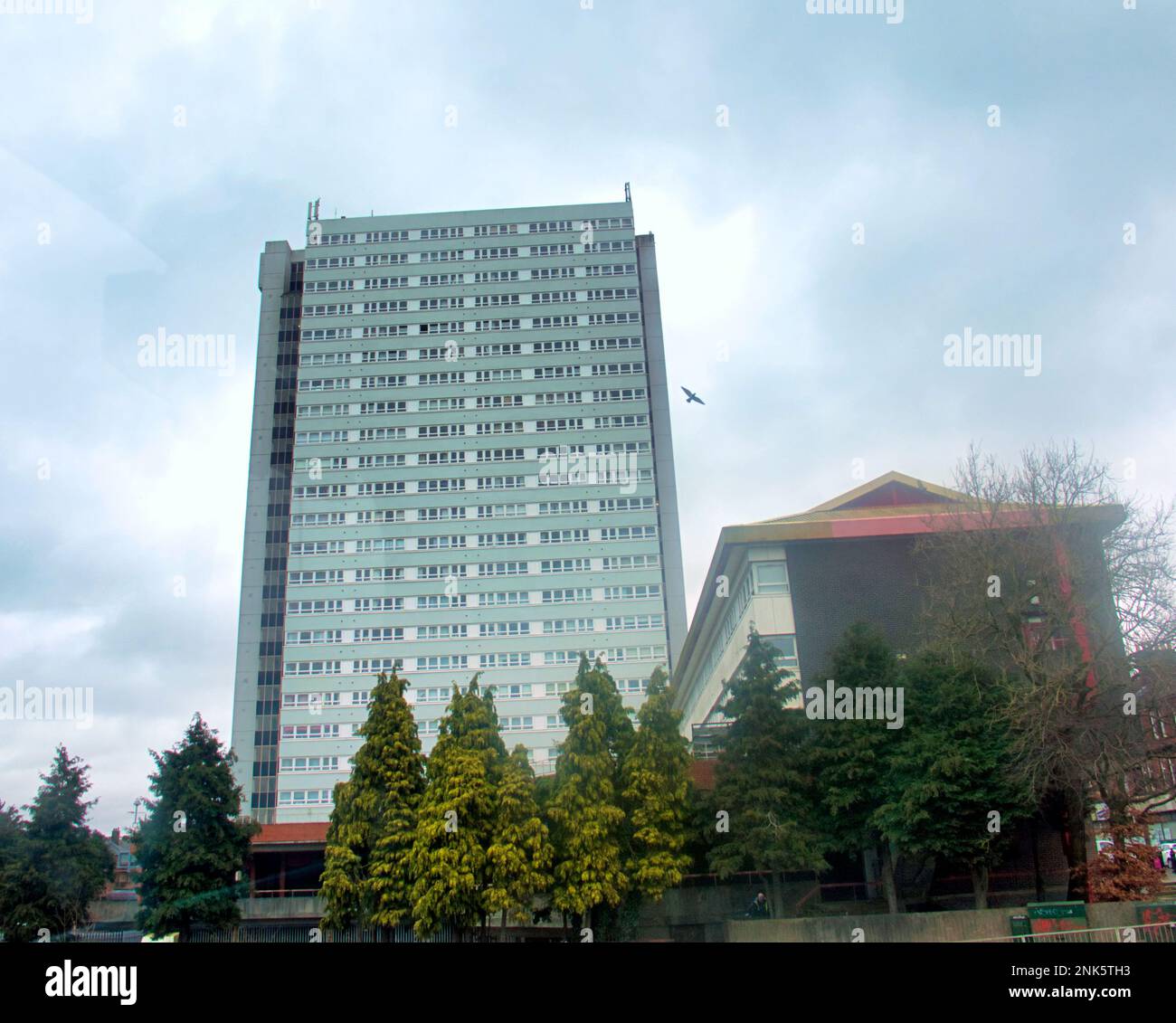 Con un'altezza di 22 piani, l'Anniesland Court è l'edificio più alto della Scozia e l'unico edificio a torre di Glasgow classificato di grado A. Foto Stock