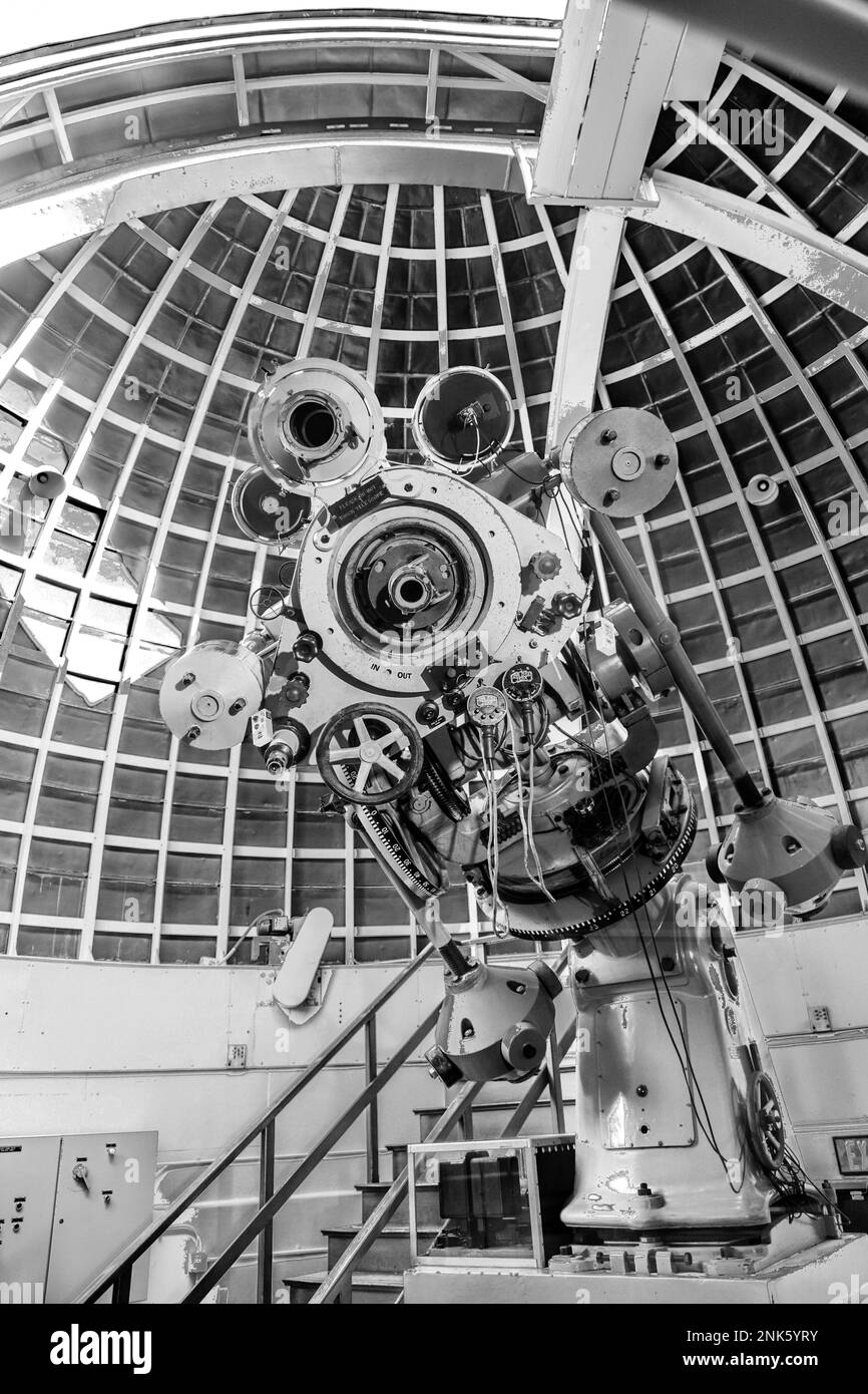 Los Angeles, USA - 10 giugno 2012: Il famoso telescopio Zeiss all'osservatorio Griffith di Los Angeles, USA. I rifrattori Zeiss da 1935 sono aperti a p Foto Stock