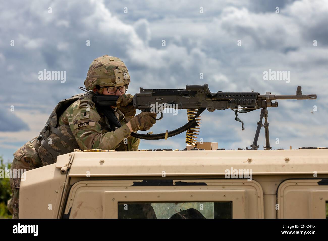 Il primo tenente Alexandra Curtis spara un M240B durante la formazione annuale. CFB Gagetown, New Brunswick, Canada, 11 agosto 2022. Foto Stock