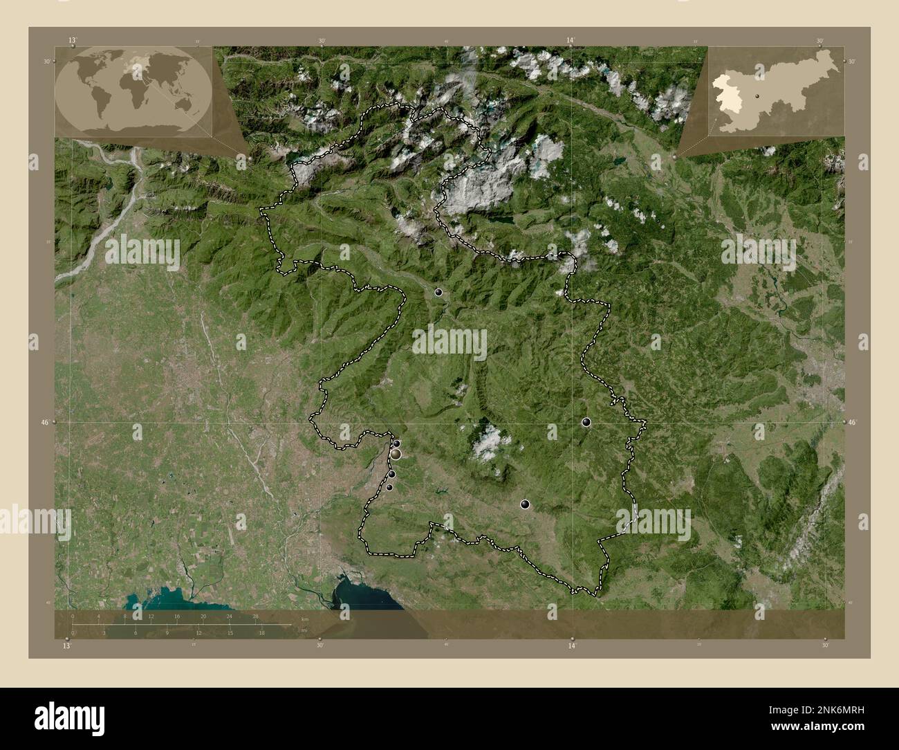 Goriska, regione statistica della Slovenia. Mappa satellitare ad alta risoluzione. Posizioni delle principali città della regione. Mappe delle posizioni ausiliarie degli angoli Foto Stock