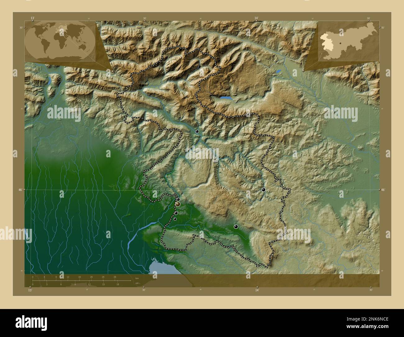 Goriska, regione statistica della Slovenia. Mappa di altitudine colorata con laghi e fiumi. Posizioni delle principali città della regione. Posizione ausiliaria d'angolo Foto Stock