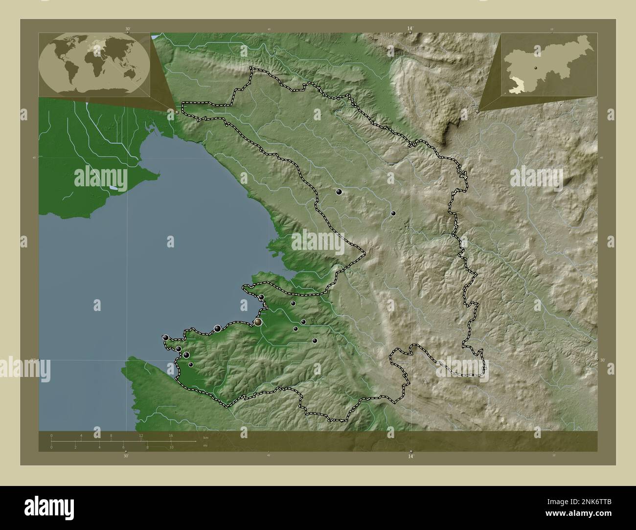 Obalno-kraska, regione statistica della Slovenia. Mappa dell'altitudine colorata in stile wiki con laghi e fiumi. Posizioni delle principali città della regione. Cor Foto Stock