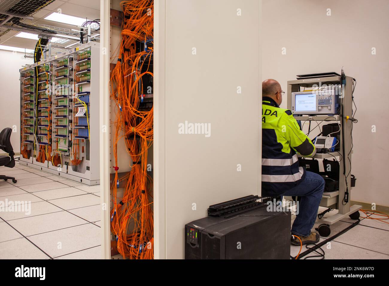 ALMA observatory, operatore lavorando, correlatore (grande computer) in tecniche di costruzione, sulla piana di Chajnantor, 5000 metri di altitudine, Array Operatio Foto Stock