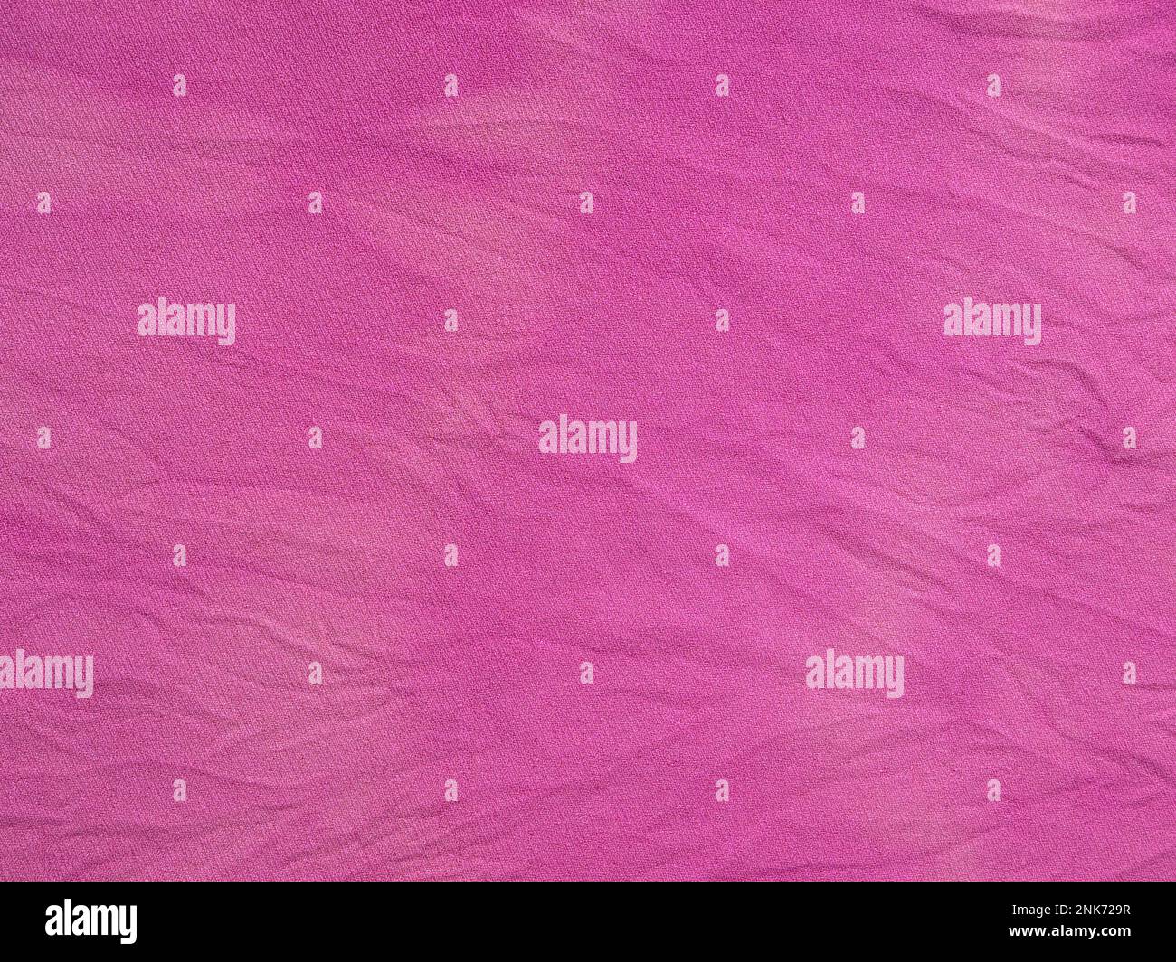 sfondo tessile - tessuto di seta schiacciato tinto in viola con tie-dye macchie a casa Foto Stock