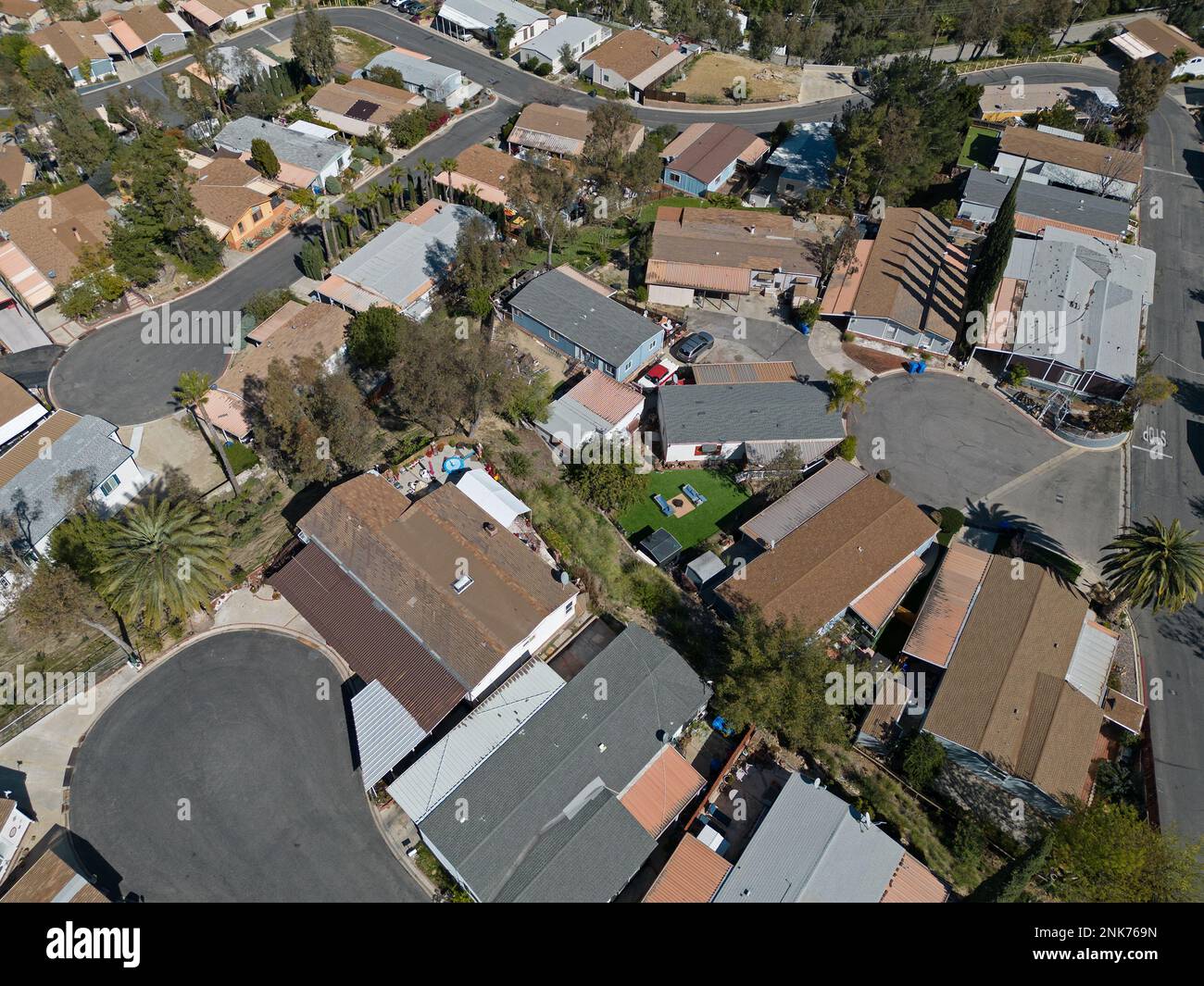 Un quartiere di casa mobile è mostrato da una vista aerea, di giorno tra le strade della comunità e cul-de-sacs. Foto Stock