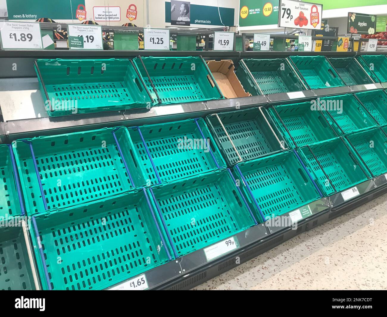 Hadleigh, Essex, UK - 23rd febbraio 2023: La filiale di Morrisons Hadleigh mostra basse scorte di frutta e verdura sugli scaffali a causa del maltempo in Europa Foto Stock