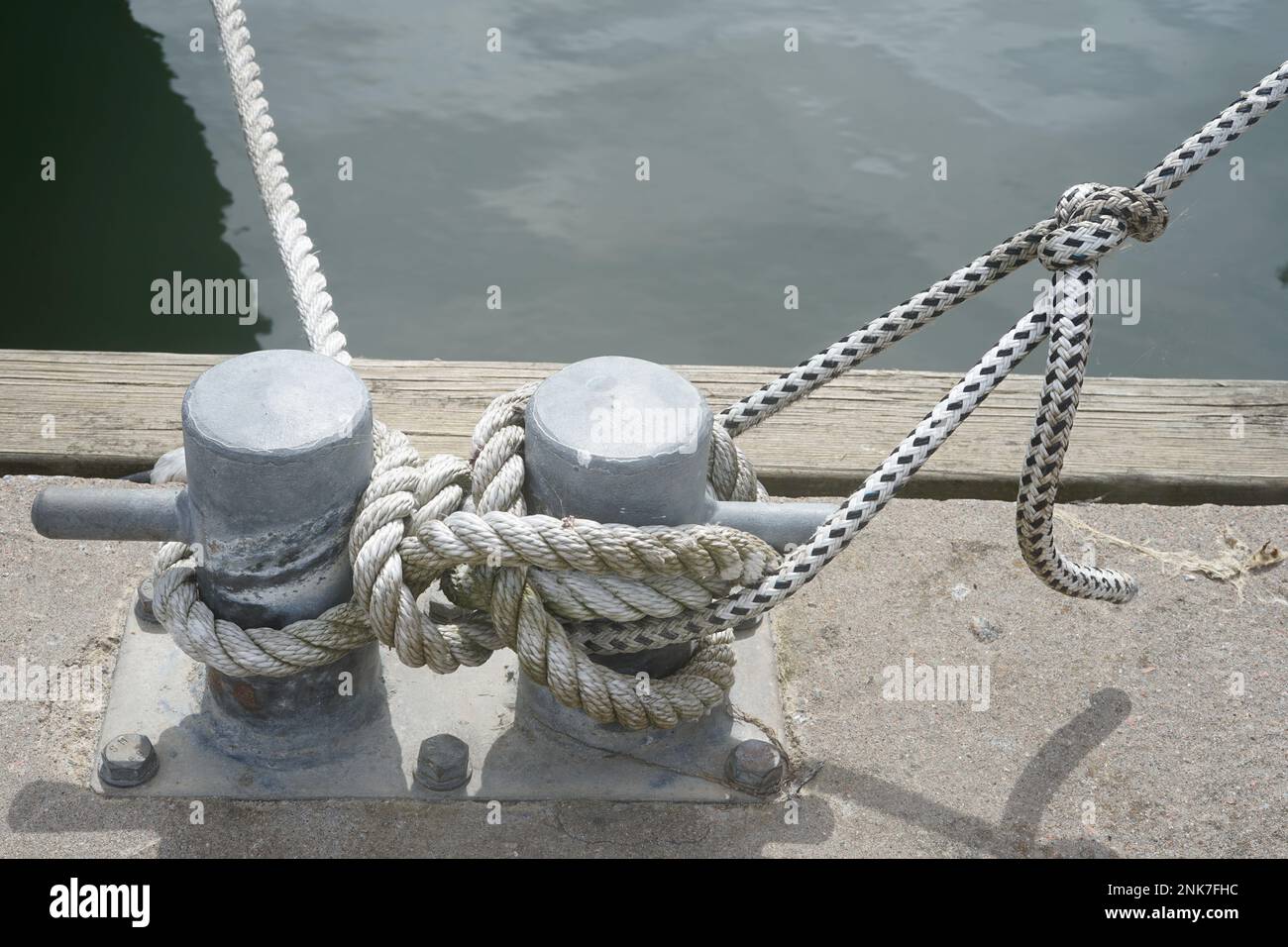 Corda sulla linea di ormeggio in porto sicuro Foto Stock