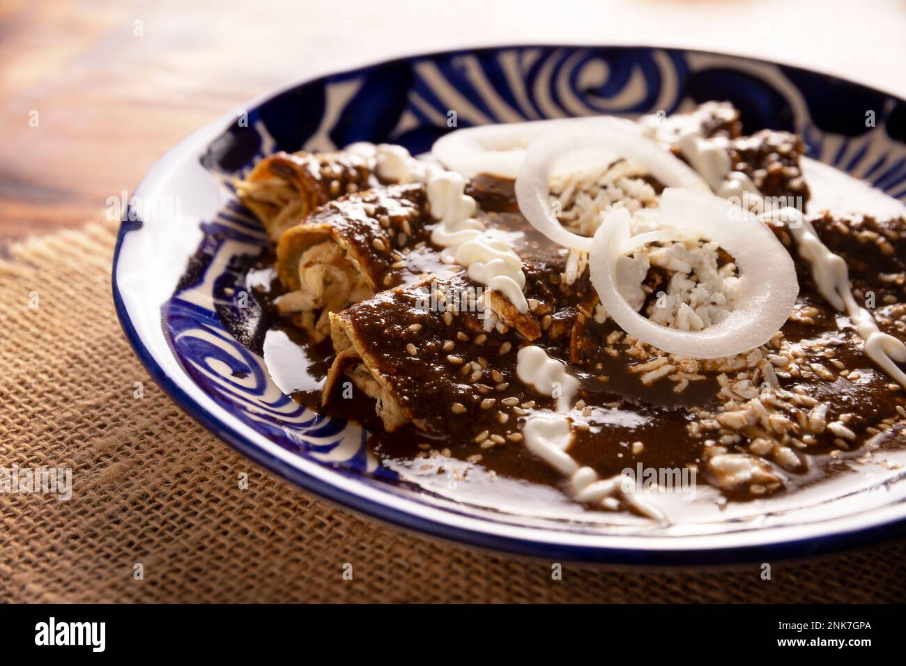 Enmoladas di pollo. Conosciuti anche come mole poblano enchiladas, sono un tipico piatto messicano che è molto popolare in Messico e nel resto del mondo. Foto Stock