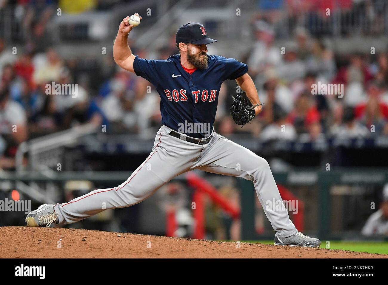 ATLANTA, GA – MAY 10: Boston pitcher John Schreiber (46) throws a pitch during the MLB game between the Boston Red Sox and the Atlanta Braves on May 10th, 2022 at Truist Park in Atlanta, GA. (Photo by Rich von Biberstein/Icon Sportswire) (Icon Sportswire via AP Images) Foto Stock