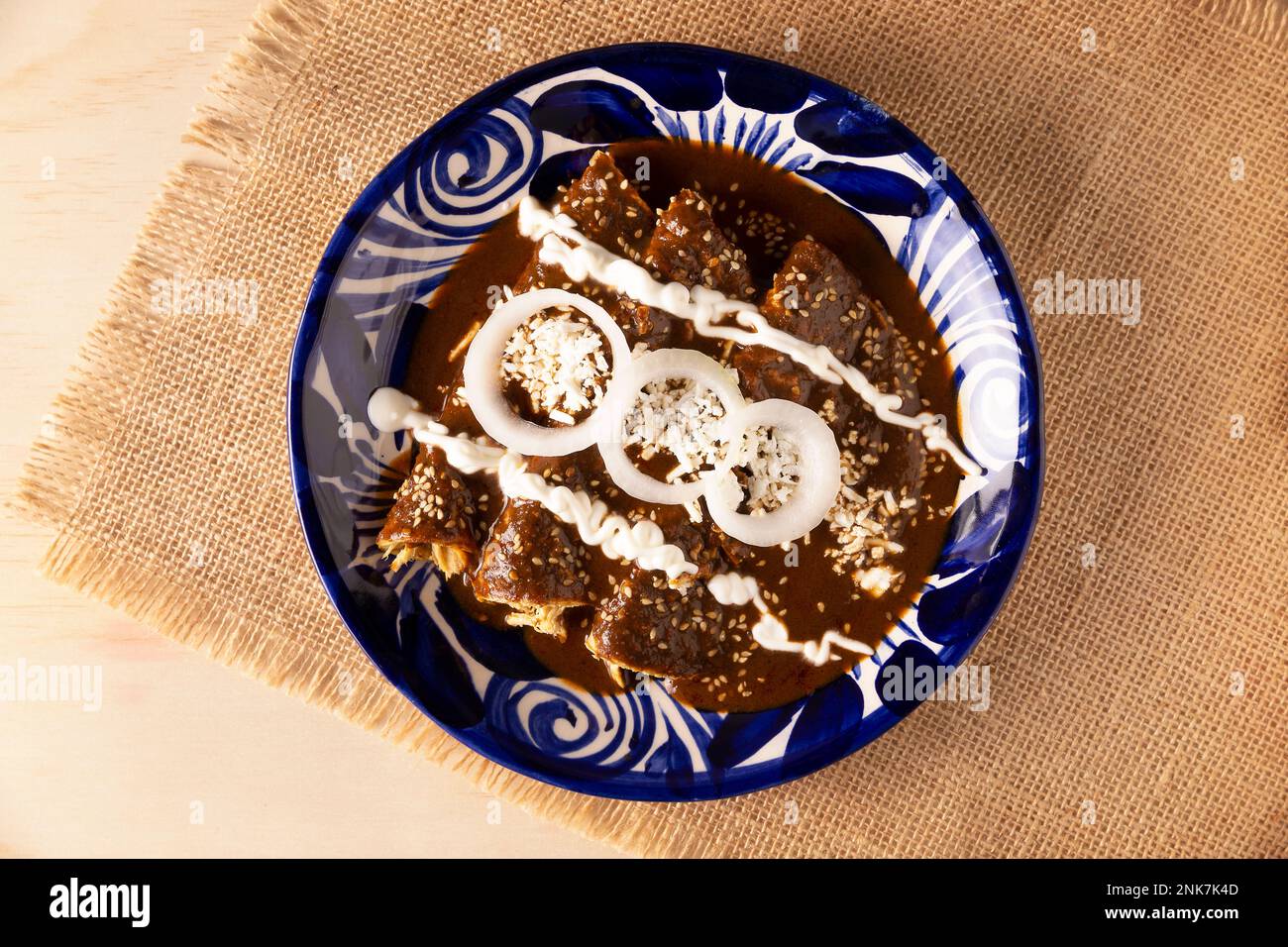 Enmoladas di pollo. Conosciuti anche come mole poblano enchiladas, sono un tipico piatto messicano che è molto popolare in Messico e nel resto del mondo. TA Foto Stock