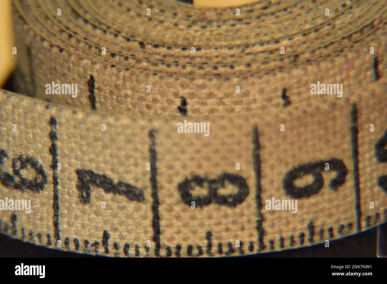 I numeri 7,8 e 9 sul nastro di un sarto misurano da vicino Foto Stock