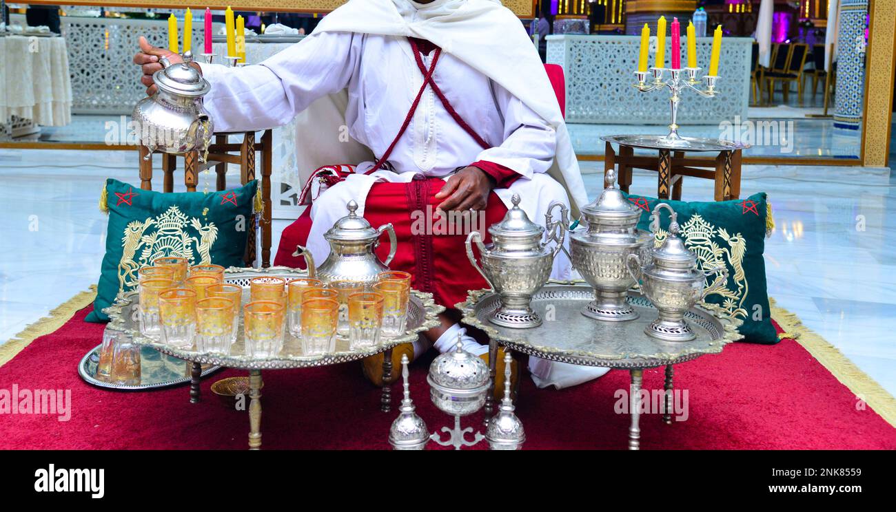 Teiera marocchina e tazza per bere la famosa menta. Foto Stock