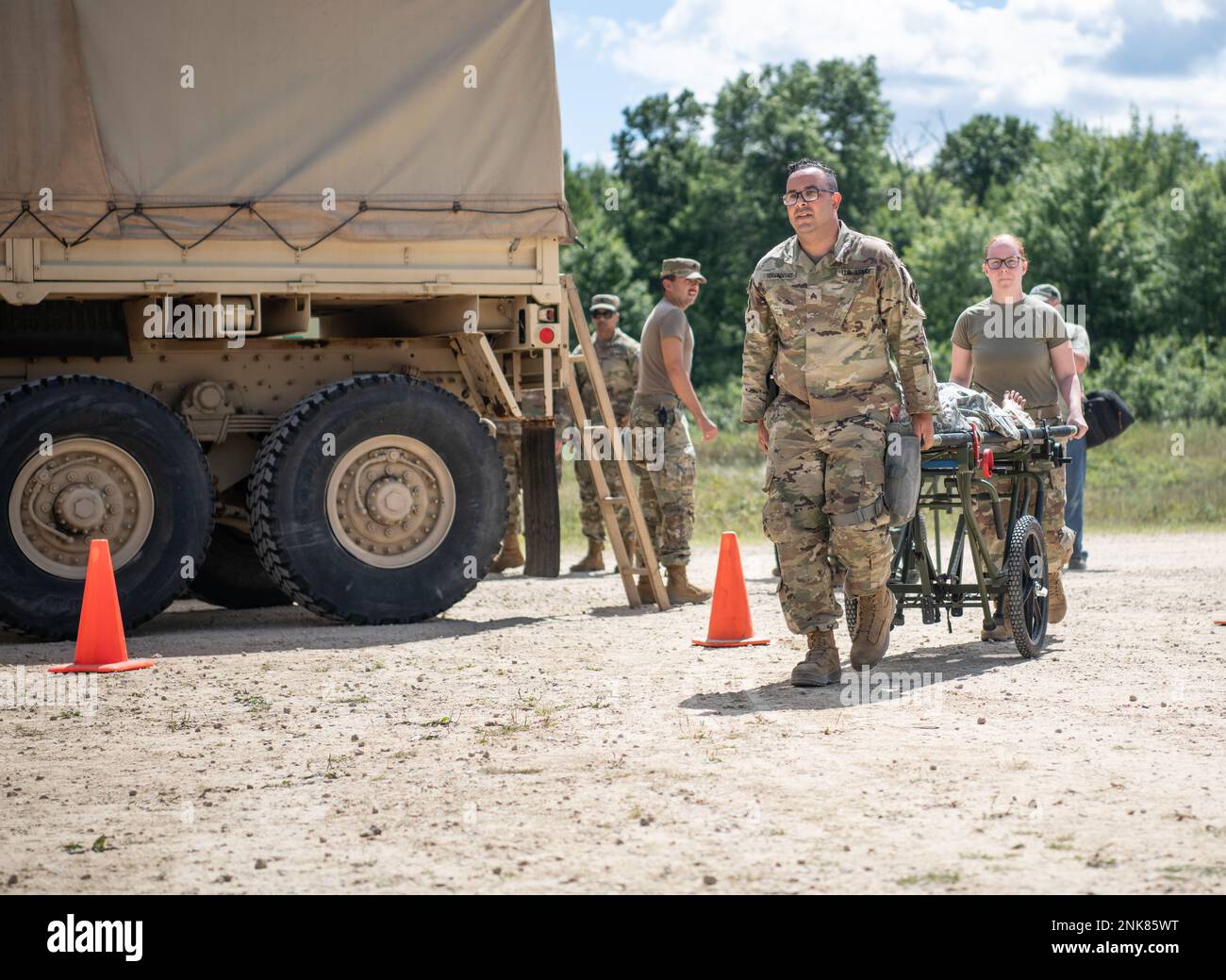 Soldati, marinai, Airmen e Marines partecipano all'esercizio medico globale a Fort McCoy WI, 9-12, 2022. L'esercizio fa parte della missione dell'Army Reserve Medical Command di fornire unità addestrate, attrezzate e pronte per il combattimento e personale medico per supportare la forza totale sul campo di battaglia. STATI UNITI Foto dell'esercito di Kevin W. Clark Foto Stock