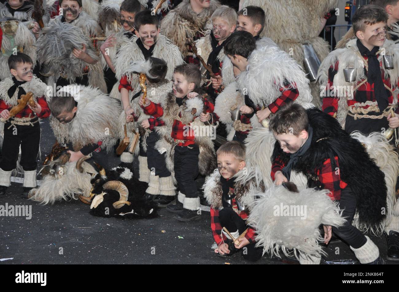 Rijeka, Croazia, 19th Febbraio, 2023. Campane di zenzero, tradizionale gruppo mascherato di bambini e adulti coperti da pelli di pecora e maschere animali, che suonano con Foto Stock