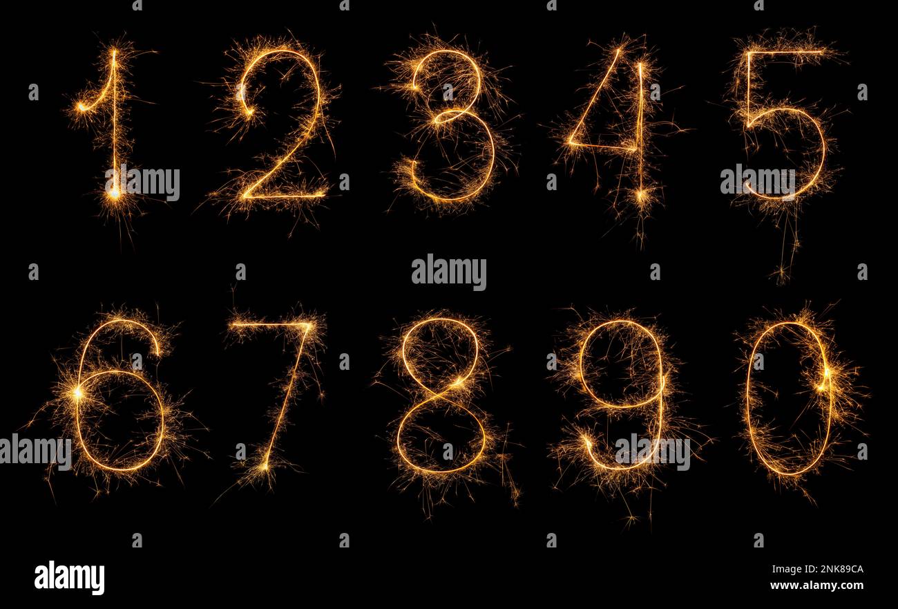Set di numeri scintillio ardenti da 0 a 9 fatto di fuoco bengala, candela fuochi d'artificio sparkler isolato su uno sfondo nero. Party sfondo scuro. Foto Stock
