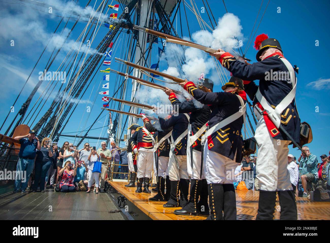 BOSTON (12 agosto 2022) 1812 Marines spara un saluto durante un bordo in corso della Costituzione USS. USS Constitution, è la nave da guerra commissionata più antica del mondo, e ha giocato un ruolo cruciale nelle guerre barbariche e nella guerra del 1812, difendendo attivamente le vie marittime dal 1797 al 1855. Durante le normali operazioni, i marinai a servizio attivo dislocati a bordo della USS Constitution offrono tour gratuiti e visite pubbliche a più di 600.000 persone all'anno in quanto sostengono la missione della nave di promuovere la storia e il patrimonio marittimo della Marina e di sensibilizzare l'opinione pubblica sull'importanza di una preconsegna navale sostenuta Foto Stock