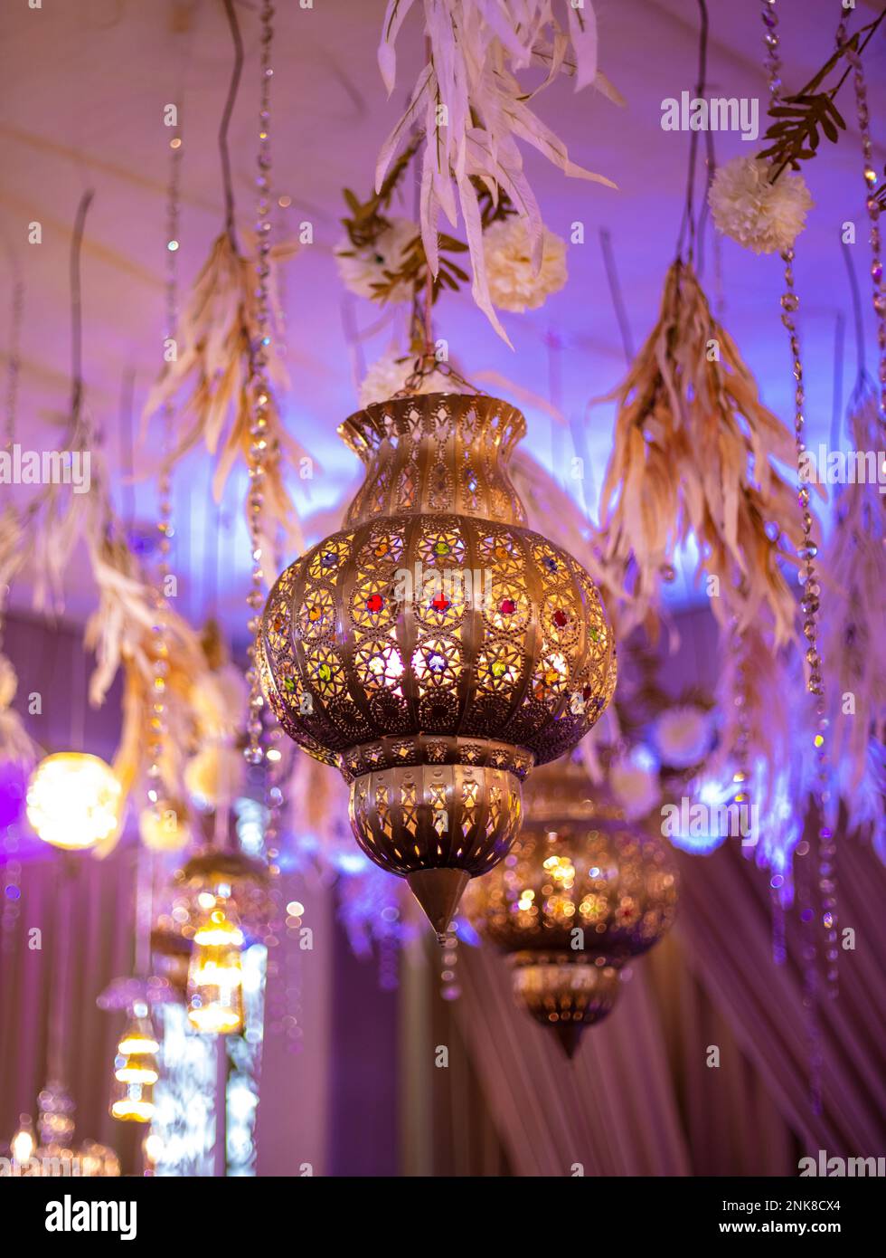 Tradizionali lampade ricordo marocchine sul souk del mercato locale nella medina di Marrakech. Lavori fatti a mano, forme diverse. Foto Stock