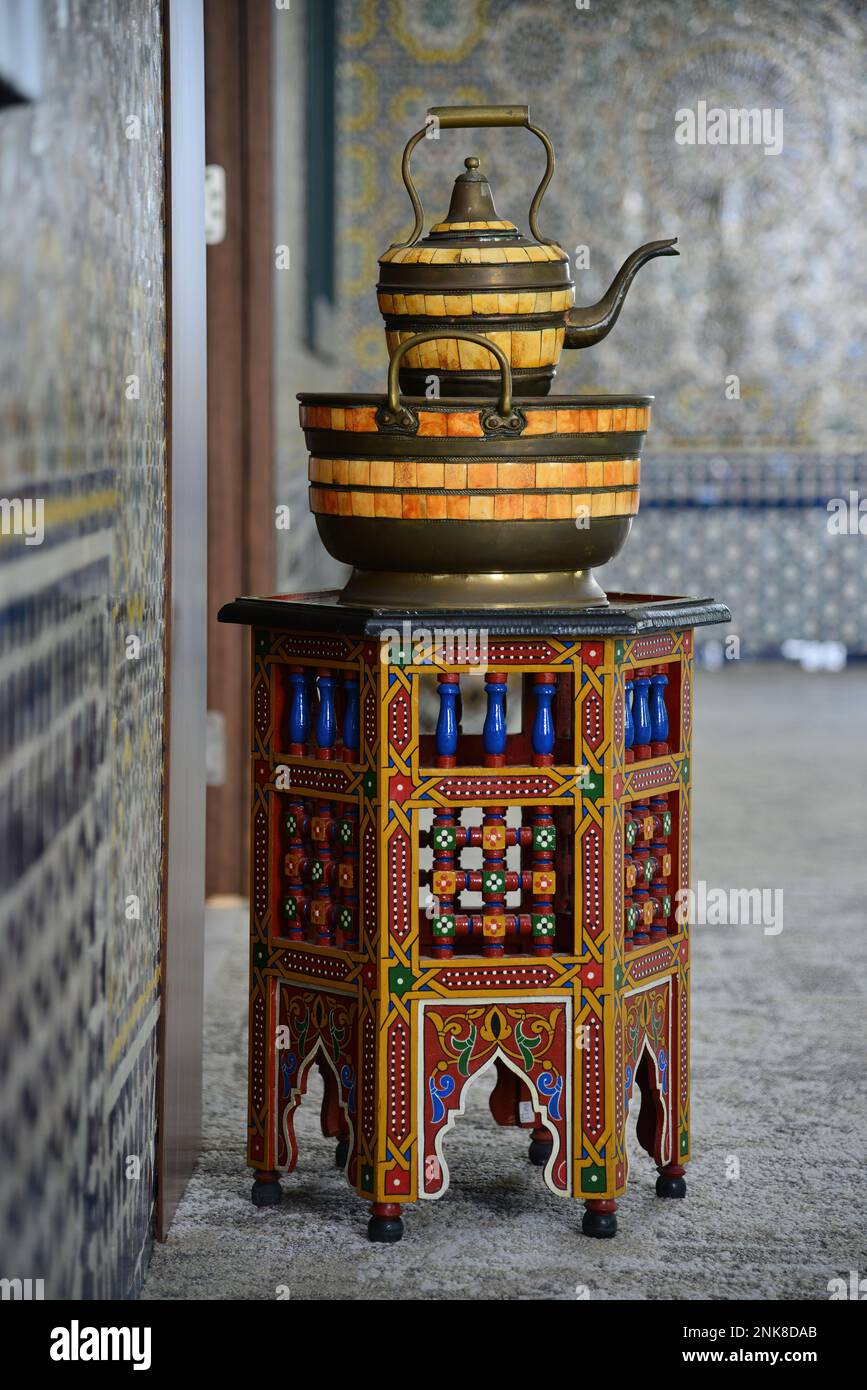 bollitore per lavaggio a mano in Marocco. Colorata sedia tradizionale marocchina in legno Foto Stock
