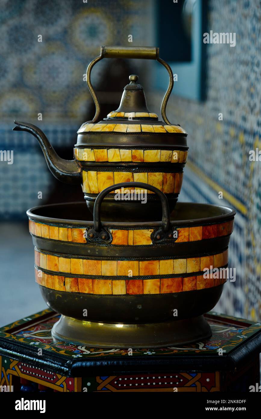 bollitore per lavaggio a mano in Marocco. Colorata sedia tradizionale marocchina in legno Foto Stock