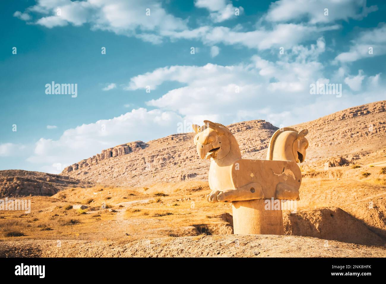 Persepolis, Iran - 8th giugno, 2022: Statua a due teste di Griffin in un'antica città di Persepolis, Iran circa il 2012 agosto. Foto Stock