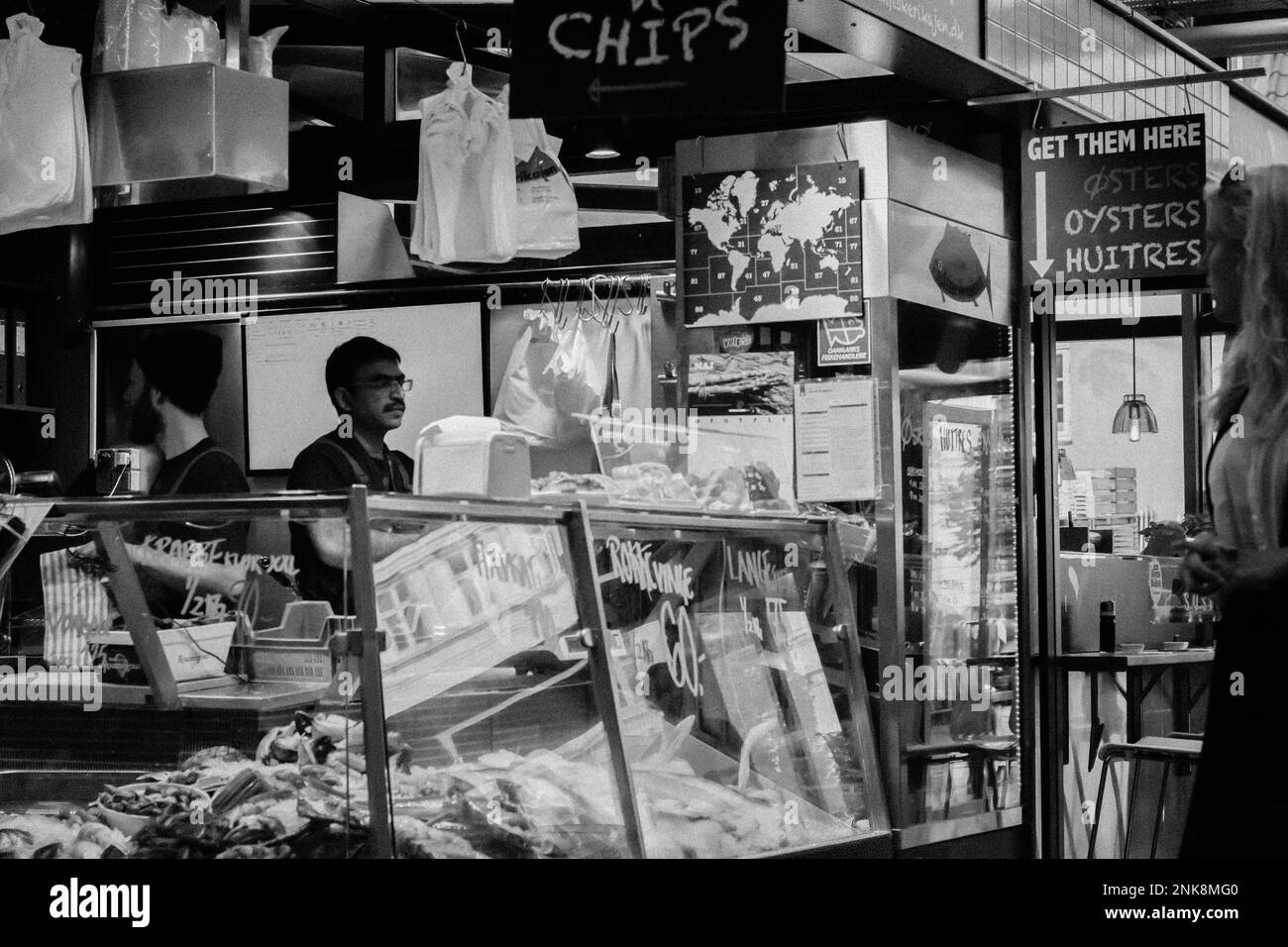 Negozio di fish and chips con un uomo indiano. Foto di alta qualità Foto Stock