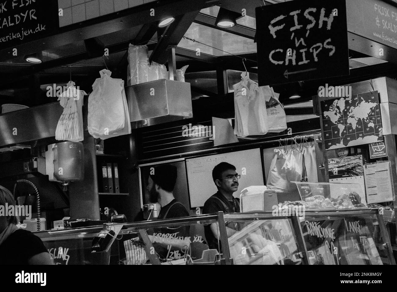 Negozio di fish and chips con un uomo indiano. Foto di alta qualità Foto Stock