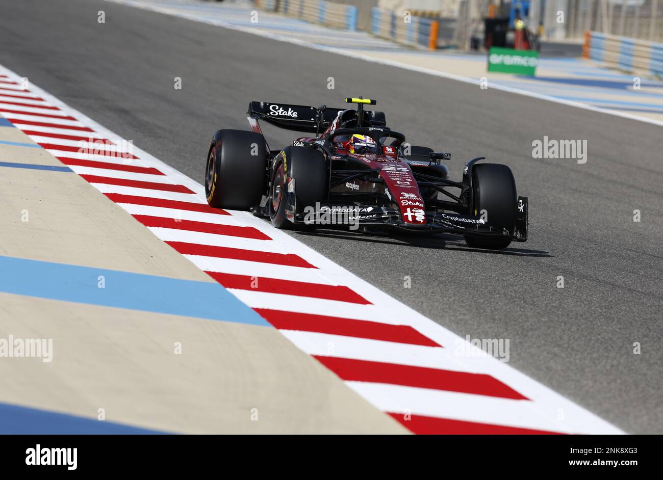 24 ZHOU Guanyu (chi), Alfa Romeo F1 Team Stake C43, azione durante la Formula 1 Armco test pre-stagione 2023 del Campionato Mondiale FIA di Formula uno 2023 dal 23 al 25 febbraio 2023 sul circuito Internazionale del Bahrain, a Sakhir, Bahrain - Foto: DPPI/LiveMedia Foto Stock