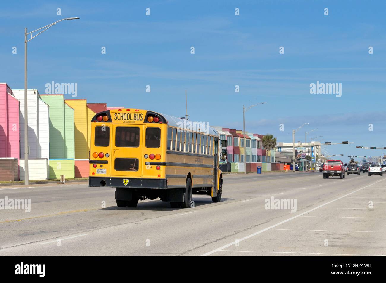 Galveston, Texas - 2023 febbraio: Vista posteriore di un scuolabus che guida lungo la strada sul lungomare Foto Stock