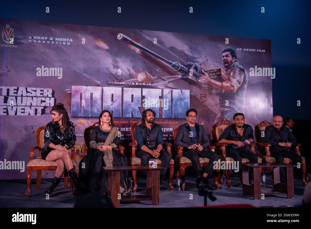 Bengaluru, India. 23rd Feb, 2023. (Da L a R) attrice Anveshi Jain, attrice Vaibhavi Shandilya, attore Dhruva sarja, attore Arjun sarja, regista A. P. Arjun e produttore di Uday K Mehta durante la conferenza stampa e il lancio Teaser del film Martin a Bengaluru. Credit: SOPA Images Limited/Alamy Live News Foto Stock