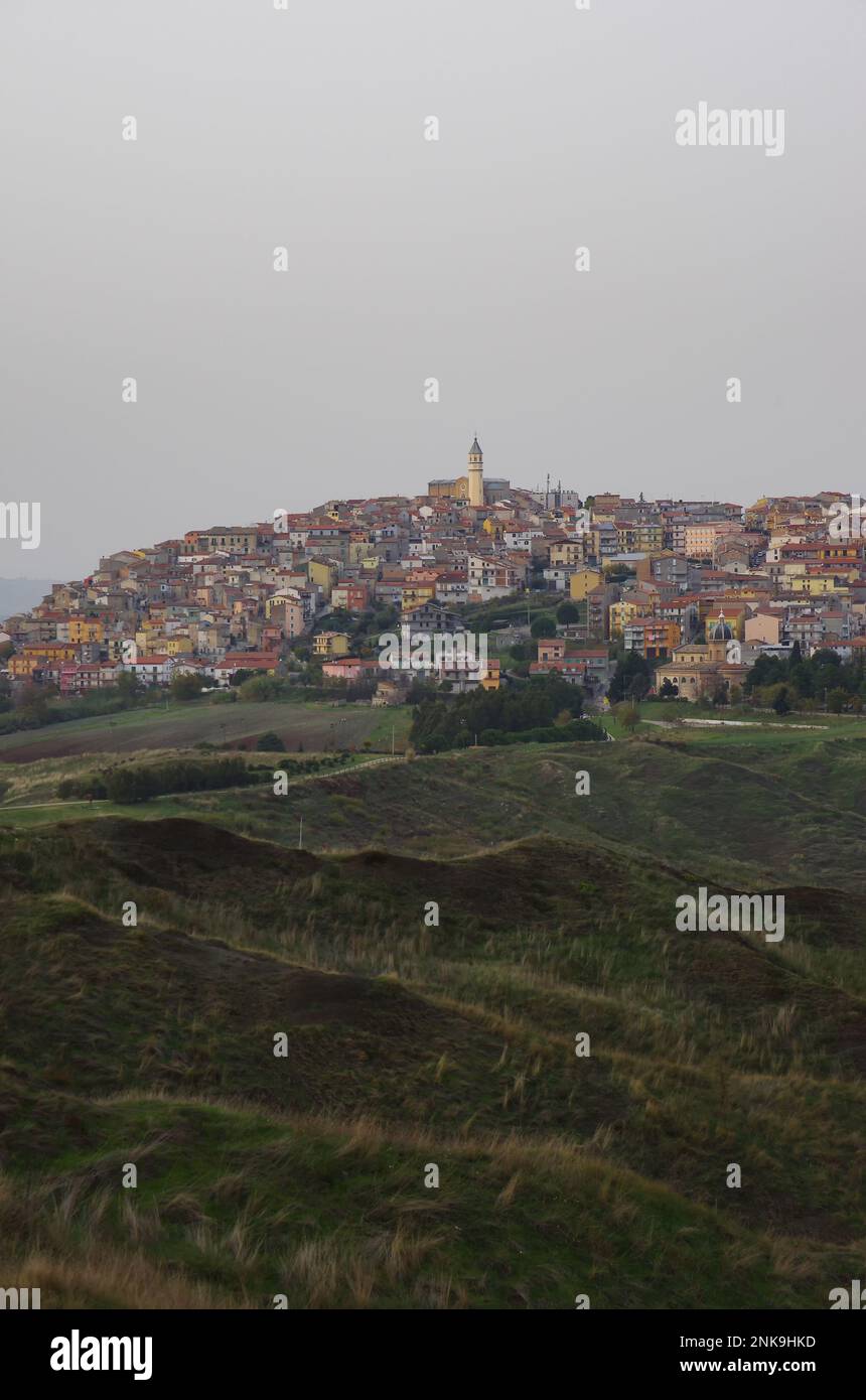 Il sistema delle frane con i calanchi e sullo sfondo Montenero di Bisaccia, un piccolo paese del basso Molise, Italia Foto Stock