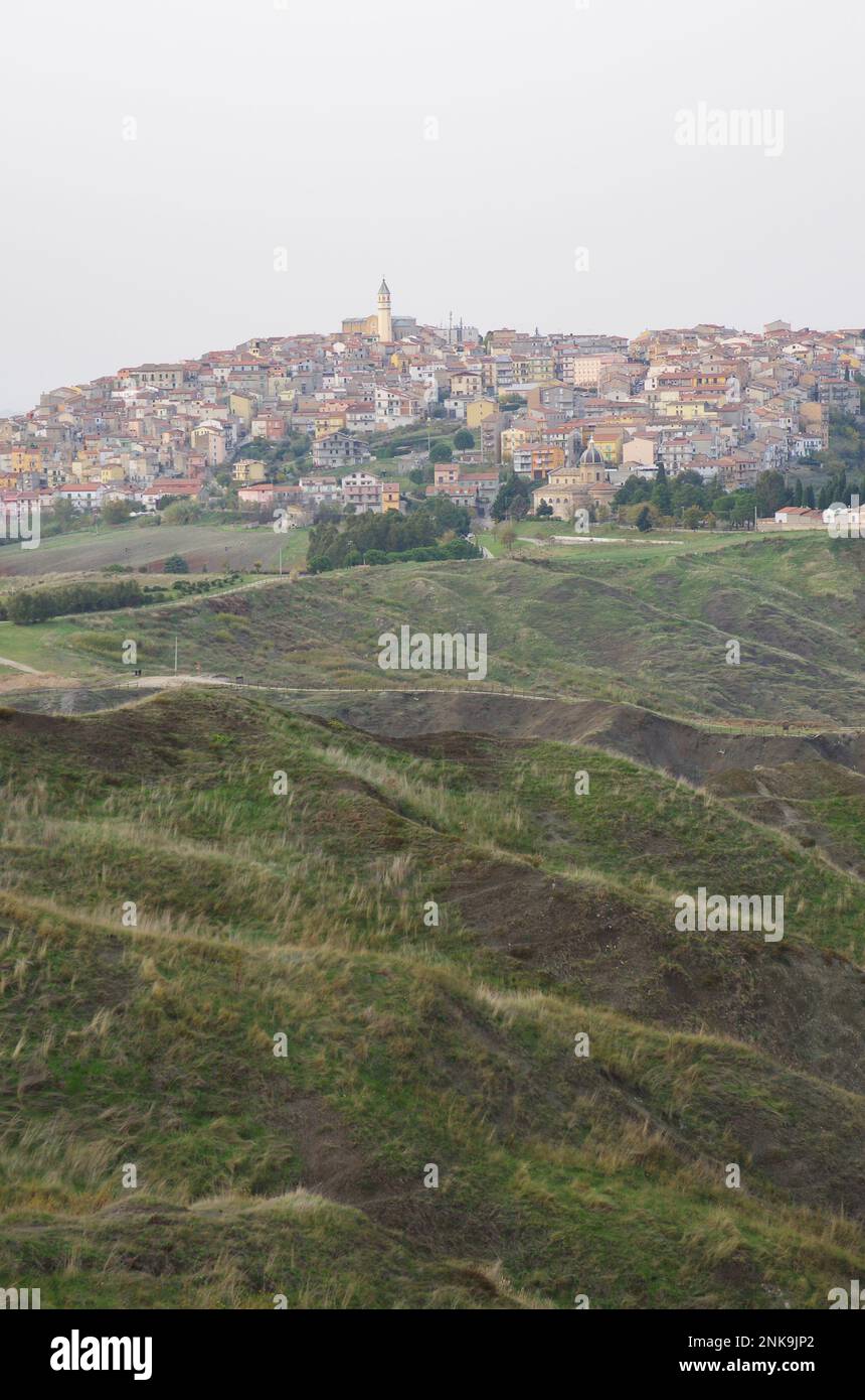 Il sistema delle frane con i calanchi e sullo sfondo Montenero di Bisaccia, un piccolo paese del basso Molise, Italia Foto Stock