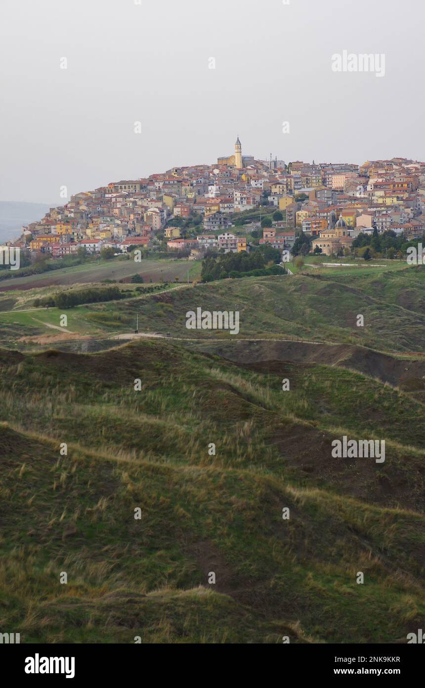 Il sistema delle frane con i calanchi e sullo sfondo Montenero di Bisaccia, un piccolo paese del basso Molise, Italia Foto Stock