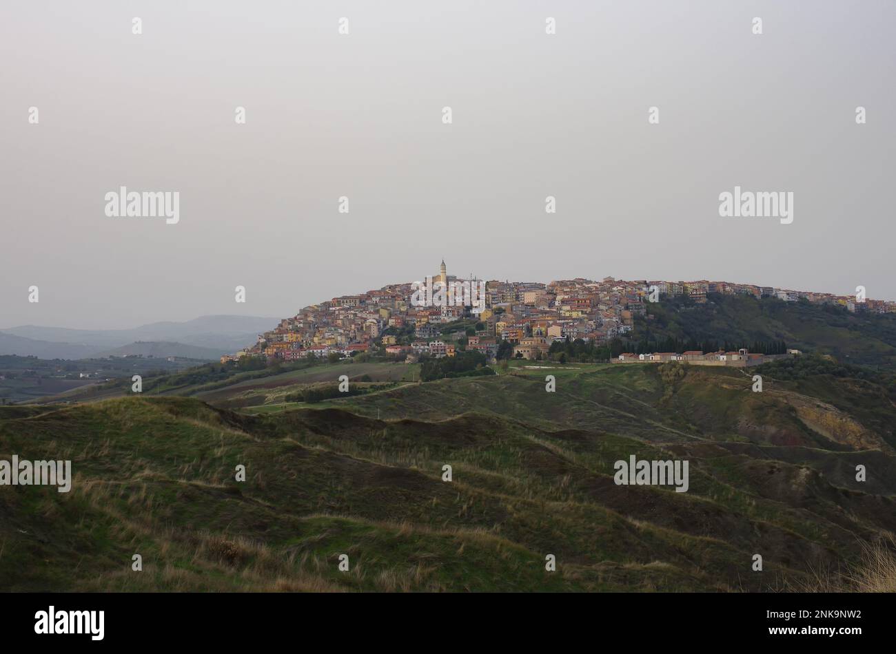 Il sistema delle frane con i calanchi e sullo sfondo Montenero di Bisaccia, un piccolo paese del basso Molise, Italia Foto Stock