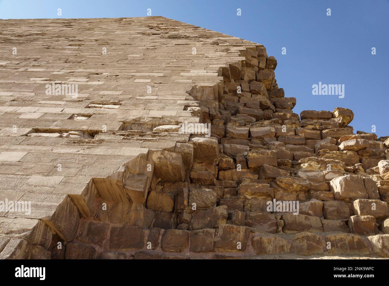 Primo piano della struttura della piramide piegata a Dahshur, basso Egitto Foto Stock