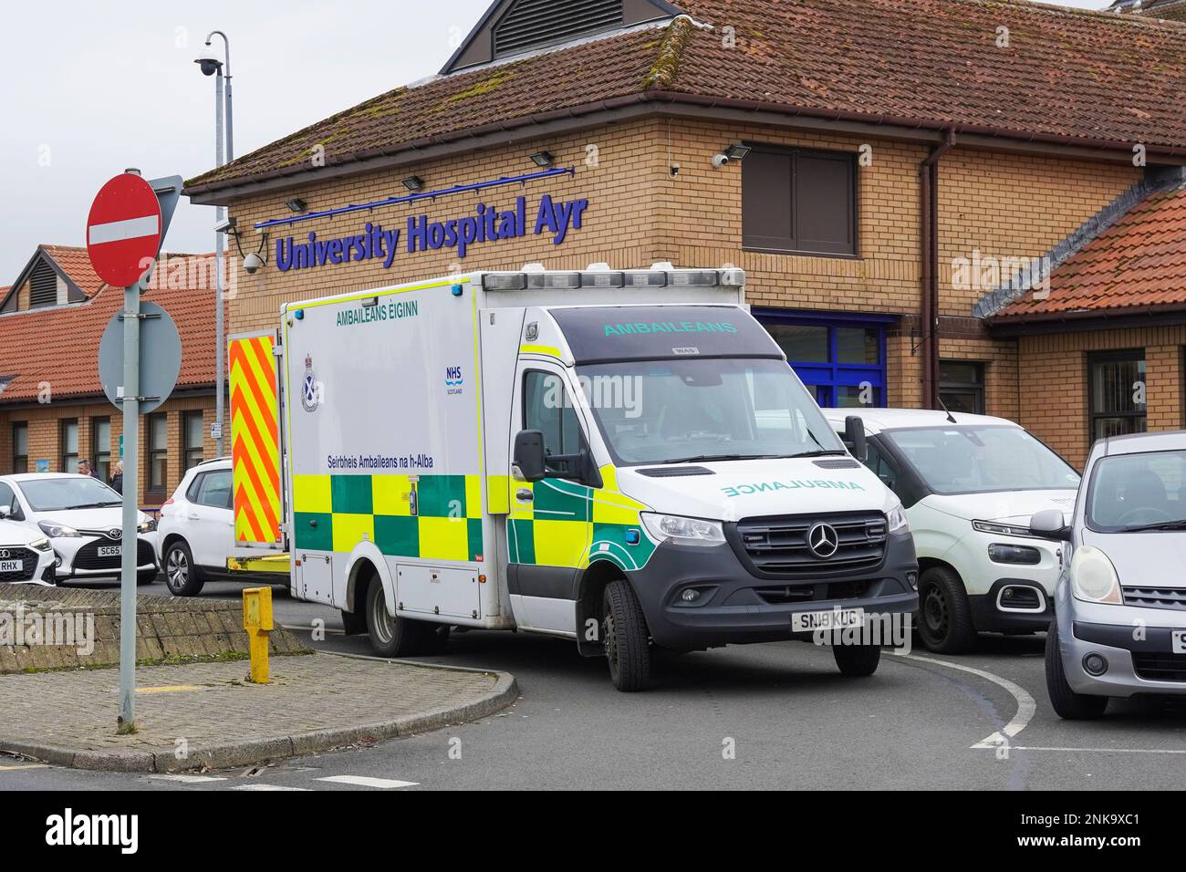 Ambulanza scozzese parcheggiata fuori dall'ingresso dell'University Hospital Ayr, Ayrshire, Scozia, Regno Unito Foto Stock