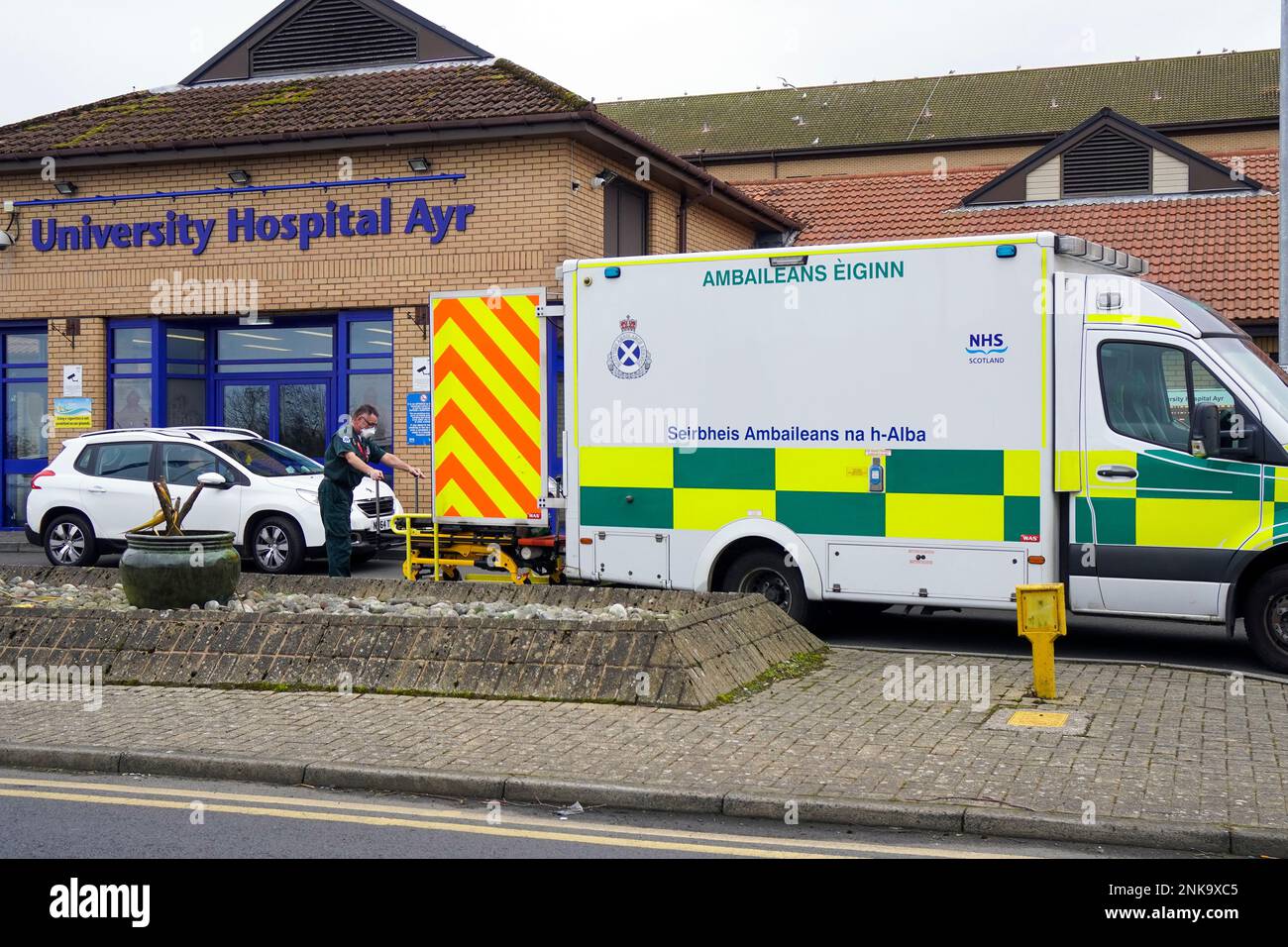 Ambulanza scozzese parcheggiata fuori dall'ingresso dell'University Hospital Ayr, Ayrshire, Scozia, Regno Unito Foto Stock