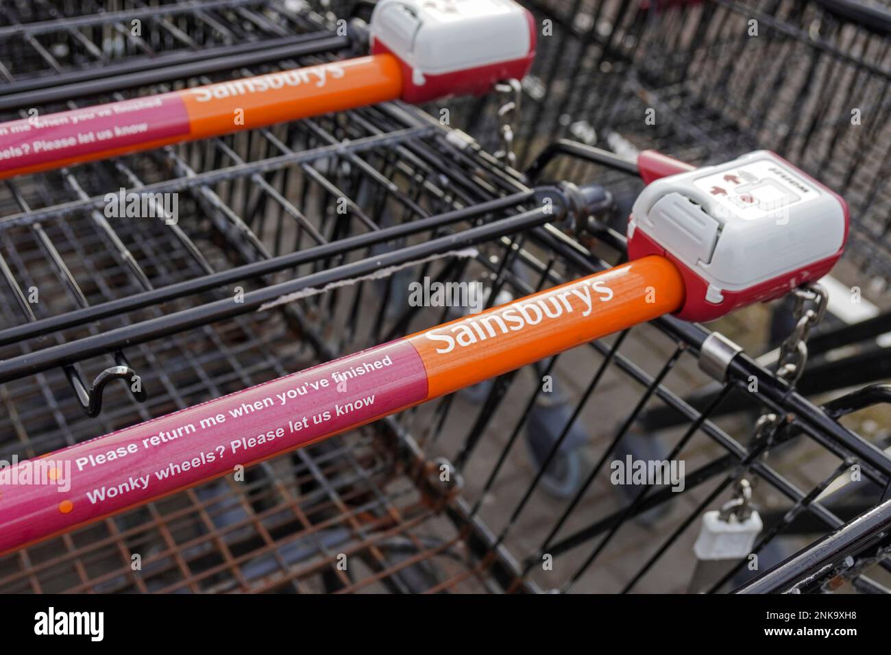 Carrelli per lo shopping impilati all'esterno di un supermercato Sainsbury's, Foto Stock