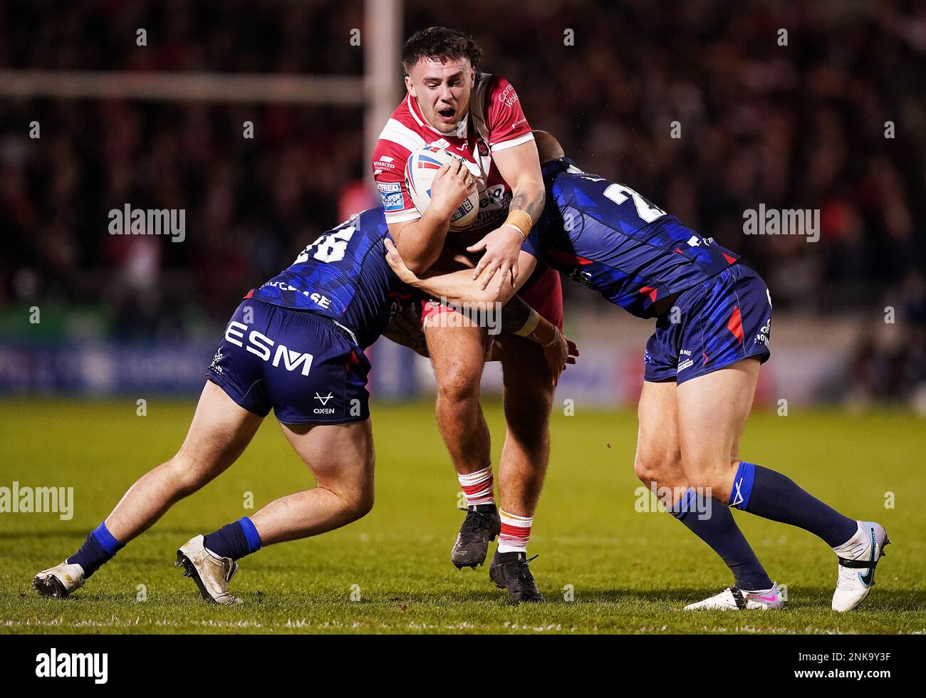 Oliver Partington di Salford Red Devils è affrontato da Sam Luckily (a sinistra) e Dean Hadley di Hull KR durante la partita della Betfred Super League presso l'AJ Bell Stadium di Salford. Data immagine: Giovedì 23 febbraio 2023. Foto Stock