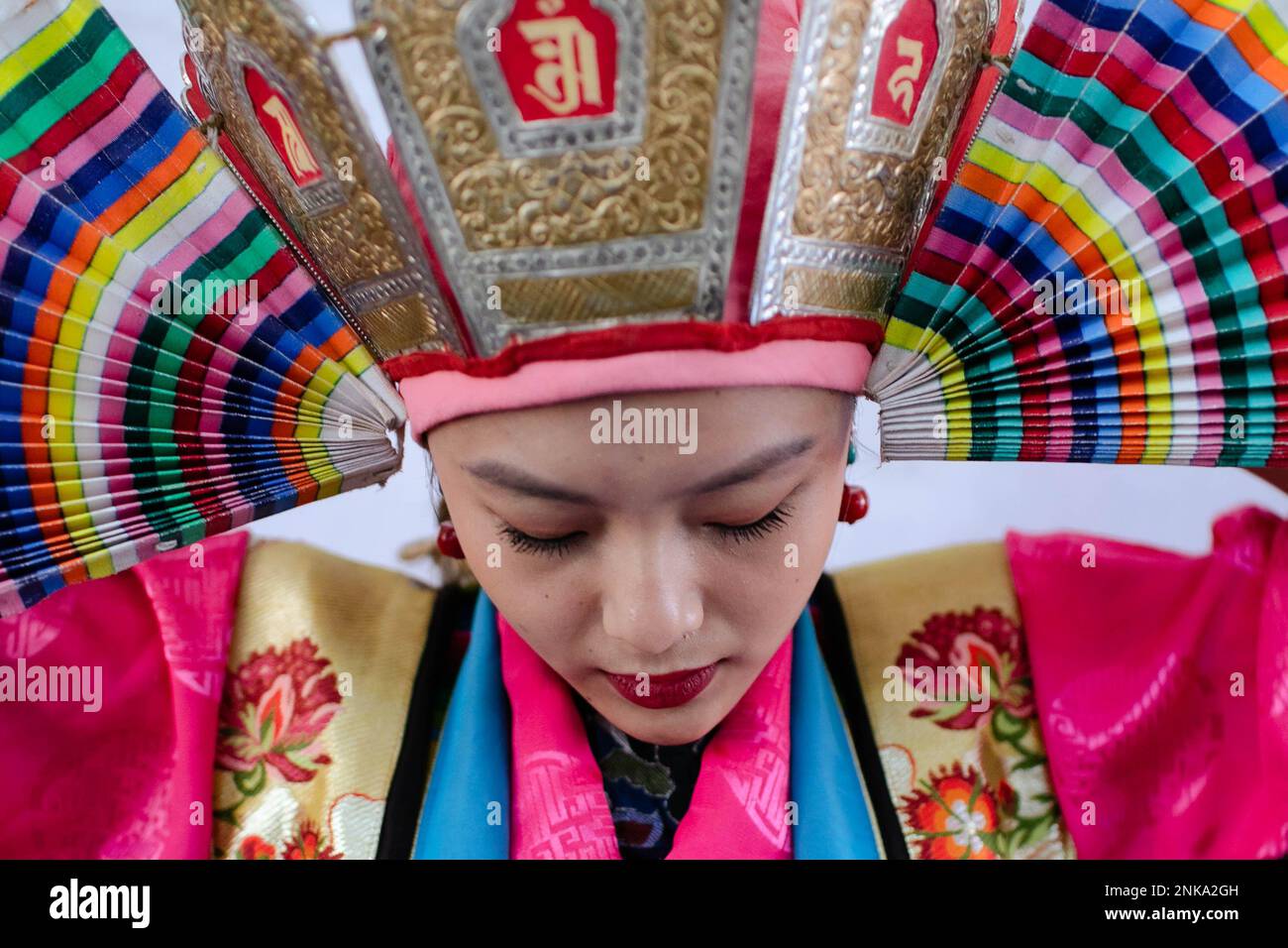 Kathmandu, Nepal. 23rd Feb, 2023. Una ragazza della comunità tibetana in abbigliamento tradizionale si prepara alla danza rituale culturale mentre celebra il Gyalpo Losar o il Capodanno tibetano del coniglio del 2150 alla scuola di Srongtsen Bhrikuti. Il Capodanno tibetano, noto anche come Festival del Losar, è il festival più importante del calendario tibetano. Quest'anno del coniglio d'acqua 2023 (2150 nel calendario tibetano) è considerato un anno di speranza. Credit: SOPA Images Limited/Alamy Live News Foto Stock