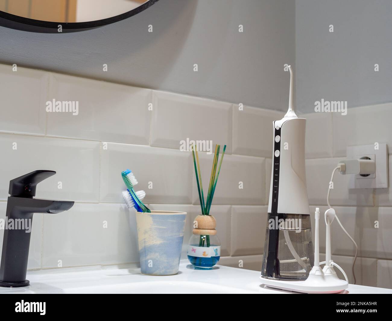 sistema di galleggiamento per acqua dentale domestica sul lavabo del bagno Foto Stock