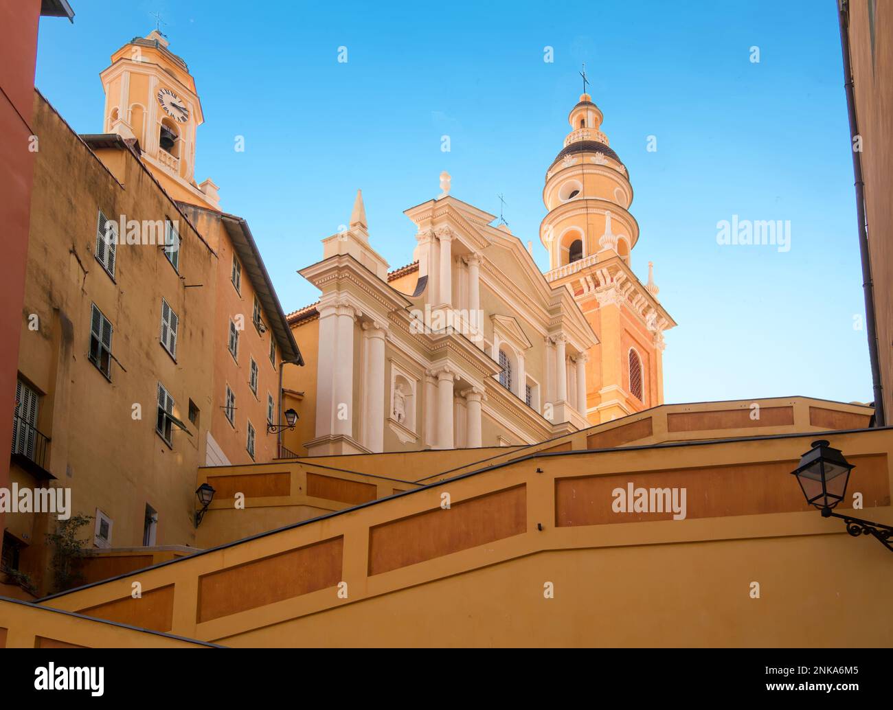 Basilica di San Michele Arcangelo di Mentone e scenografica scalinata Foto Stock