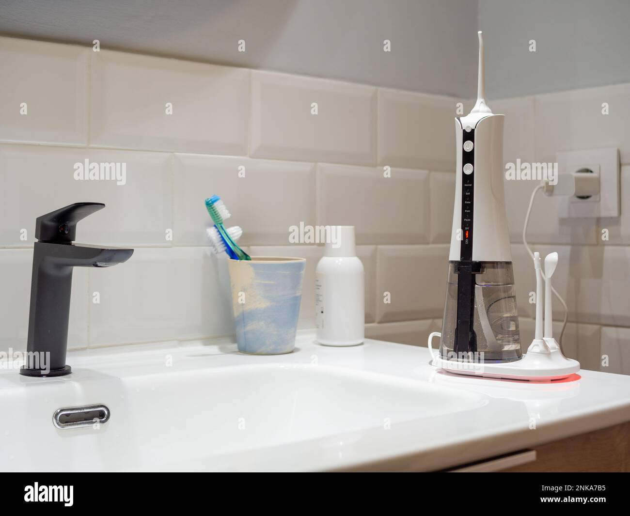 sistema di galleggiamento per acqua dentale domestica sul lavabo del bagno Foto Stock