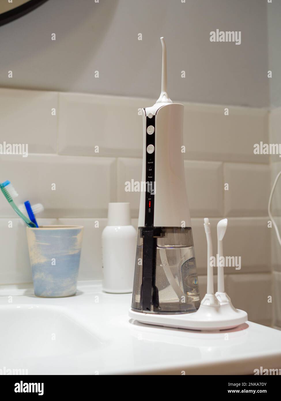 sistema di galleggiamento per acqua dentale domestica sul lavabo del bagno Foto Stock