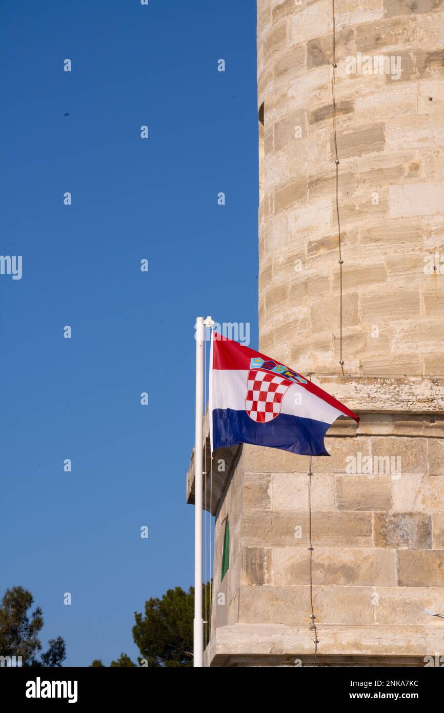 La bandiera croata vola di fronte al faro di Savudrija Foto Stock