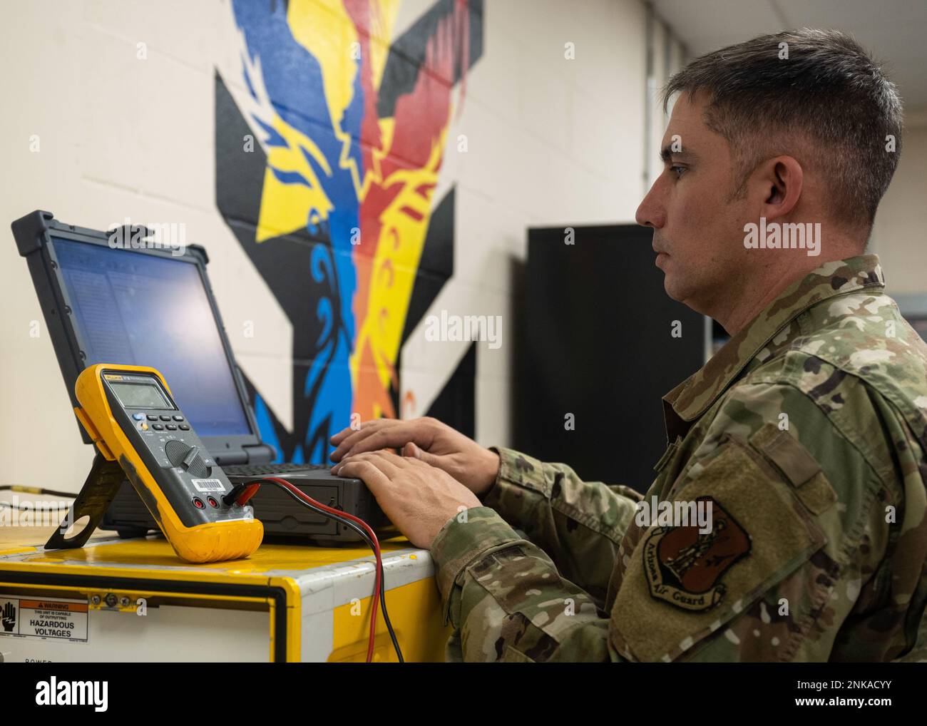 STATI UNITI James Goodell, 161th Maintenance Group, artigiano dei sistemi elettrici e ambientali, esamina un ordine tecnico per le discrepanze presso Royal Air Force Mildenhall, Inghilterra, 12 agosto 2022. I sistemi TOS vengono utilizzati per organizzare le informazioni tecniche in una sequenza logica per un'archiviazione, un recupero e una facilità d'uso efficienti. Foto Stock