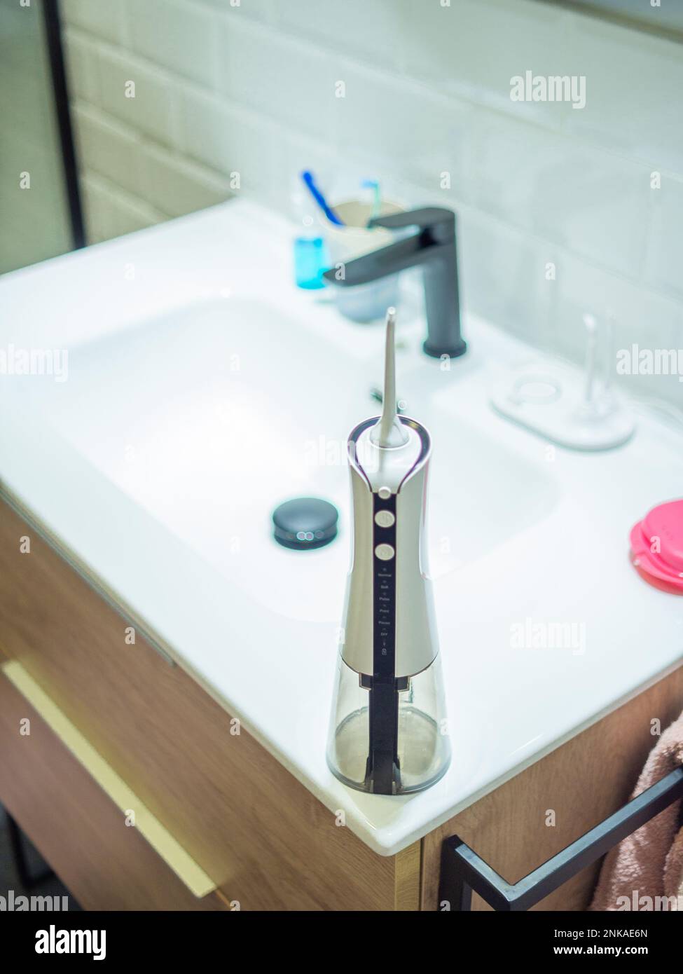 sistema di galleggiamento per acqua dentale domestica sul lavabo del bagno Foto Stock