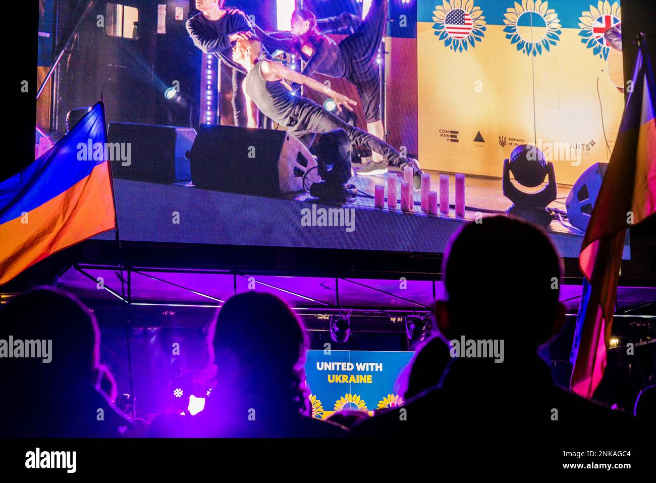 Performance presso gli Stati Uniti per l'Ucraina Trafalgar Square Vigil in occasione dell'anniversario dell'invasione russa dell'Ucraina, Trafalgar Square, Londra, Regno Unito 23/ Foto Stock