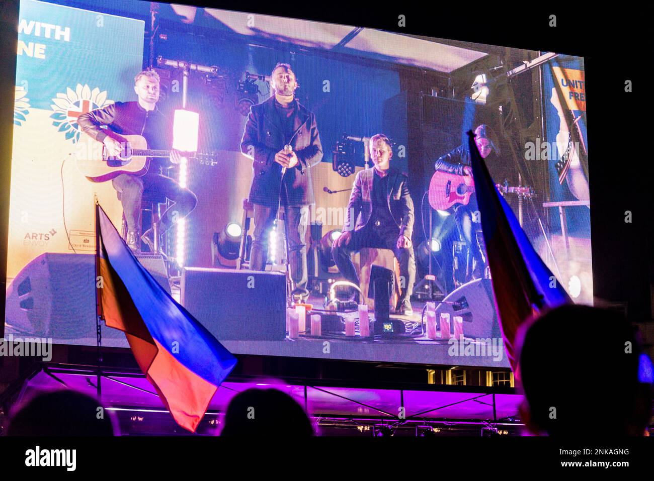 Performance presso gli Stati Uniti per l'Ucraina Trafalgar Square Vigil in occasione dell'anniversario dell'invasione russa dell'Ucraina, Trafalgar Square, Londra, Regno Unito 23/ Foto Stock